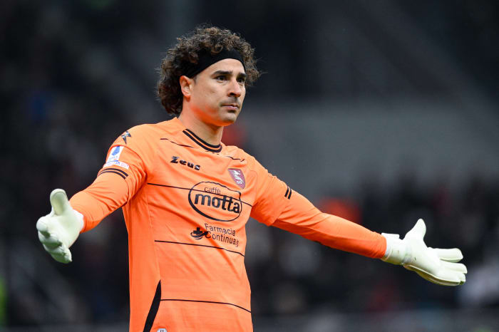 Guillermo Ochoa en duelo con el Salernitana de la Serie A